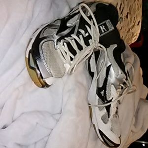 Women's Mizuno volleyball shoes